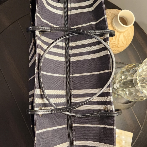 BURBERRY Large Tote Zip Shopper - Picture 7 of 15